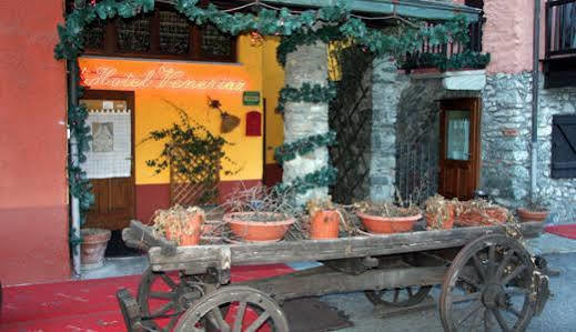 Hotel Veneriaz Нюс Экстерьер фото